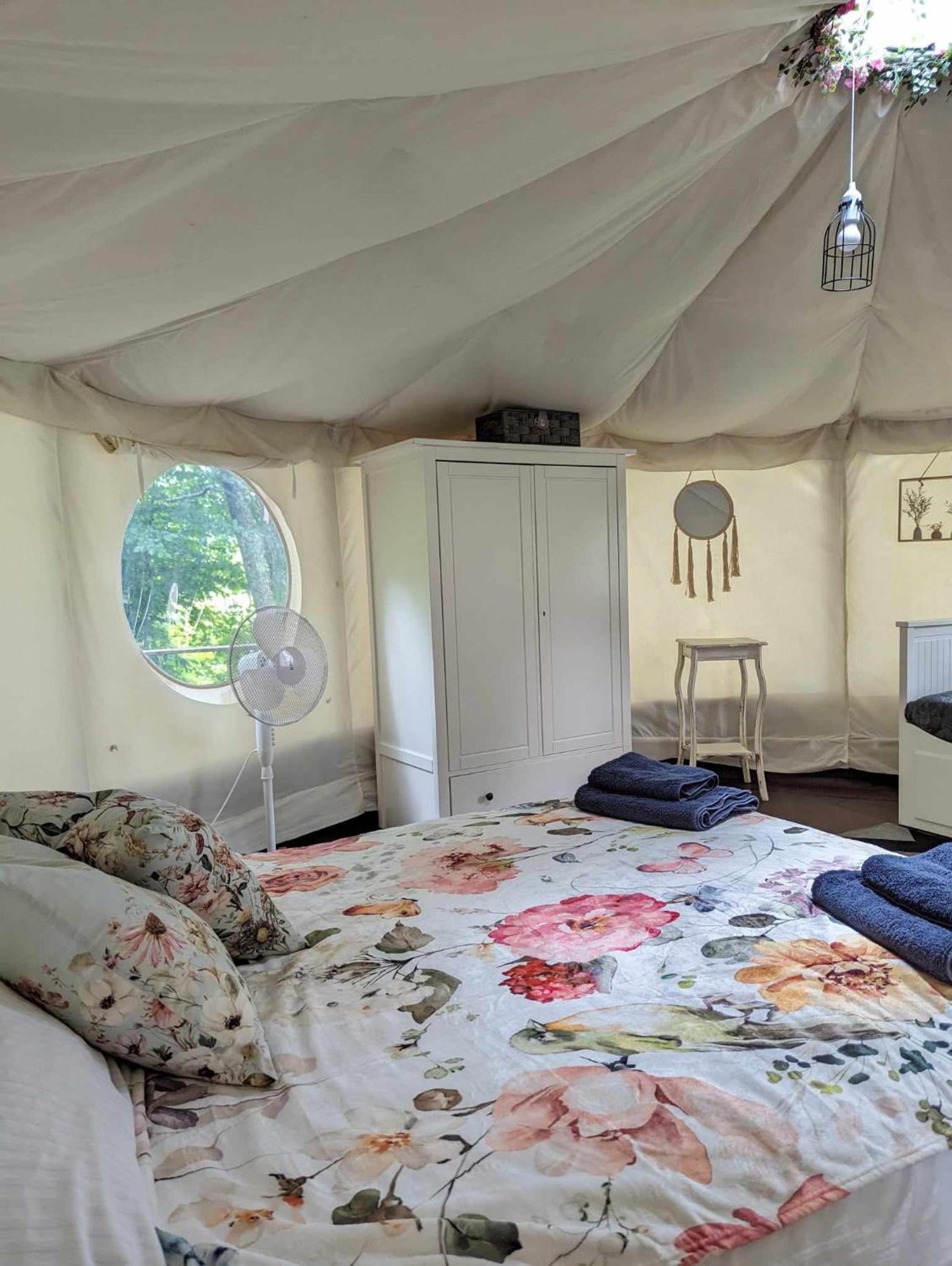 Готель Luxury Glamping @Moulin Des Forges Moutier-Malcard Екстер'єр фото